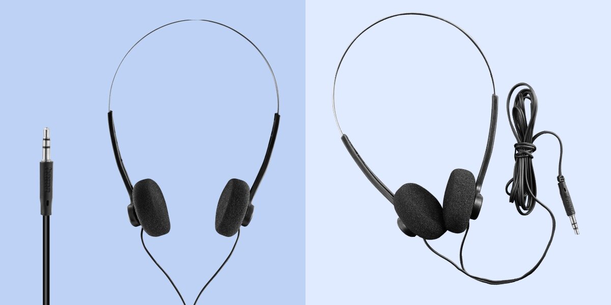 Z lewej strony detal wtyczki audio jack 3,5 mm słuchawek. Z prawej słuchawki nauszne z całością zwiniętego przewodu.