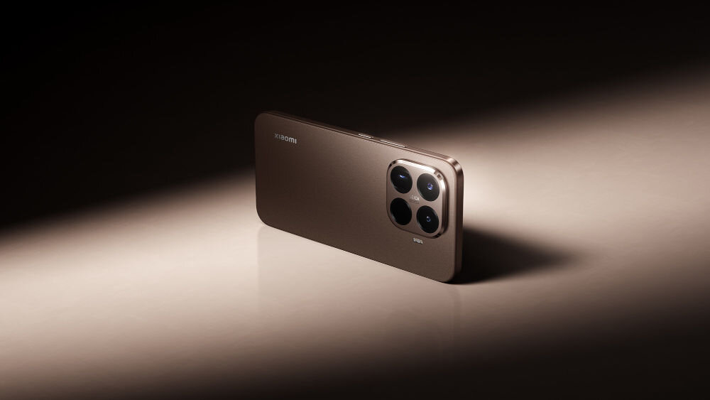 Smartfon XIAOMI 15T Pro 5G 12/1TB 6.83 cali 144Hz Złoty prezentacja telefonu na boku na ciemnym tle z poświatą światła potrójny aparat Leica zakres ogniskowych Leica Summilux Xiaomi AISP 2.0 teleobiektyw Leica 5x Pro Ultra Zoom 2.0