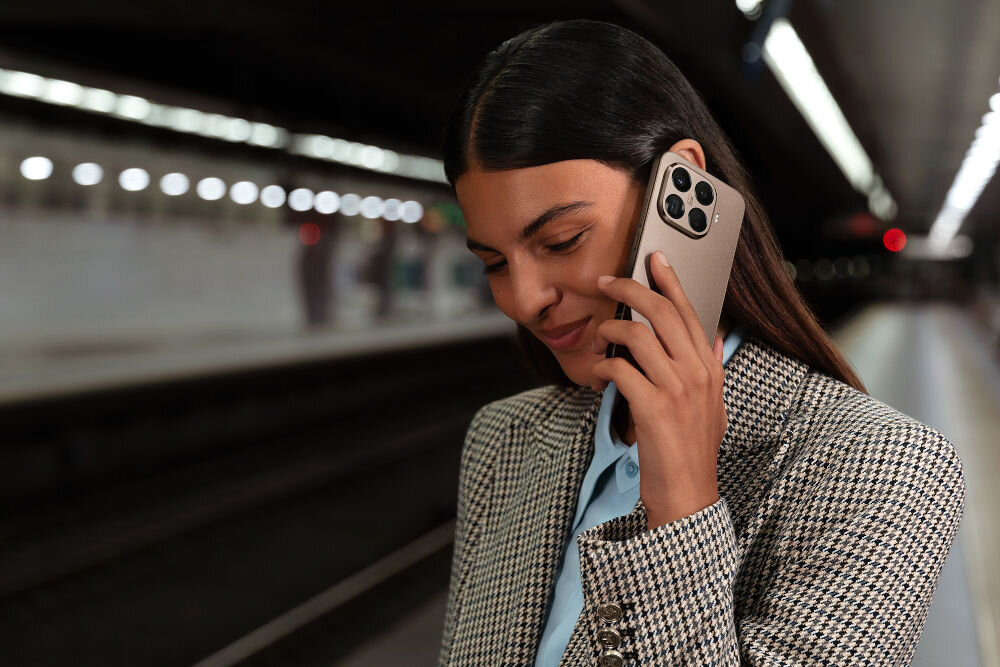 Smartfon XIAOMI 15T Pro 5G 12/1TB 6.83 cali 144Hz Złoty kobieta w koszuli i marynarce trzymająca telefon przy uchu stojąca na stacji Xiaomi Astral Communication Offline Communication rozmowy głosowe bez sieci i Wi-Fi zasięg Super Antenna Array AI Smart Antenna Switching Xiaomi HyperOS 3 Xiaomi HyperAI