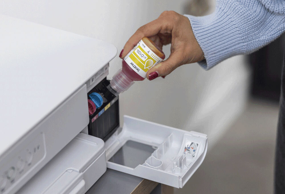 Urządzenie wielofunkcyjne BROTHER DCP-T436W Druk w kolorze, Wi-Fi prezentacja uzupełniania atramentu w urządzeniu przez kobietę wielofunkcyjne wydajne butelki z tuszem bezprzewodowo efektywność na wyciągnięcie ręki