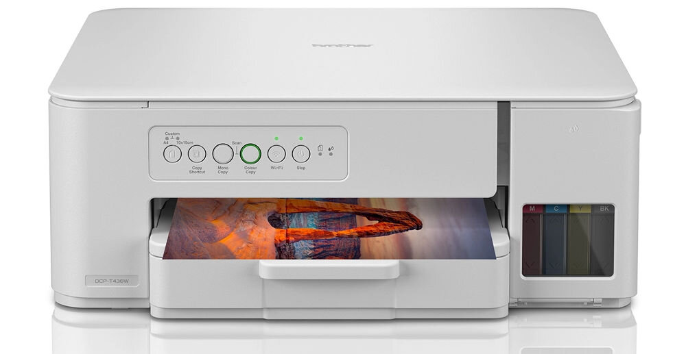 Urządzenie wielofunkcyjne BROTHER DCP-T436W Druk w kolorze, Wi-Fi prezentacja urządzenia od przodu na białym tle z wydrukowaną kartką kolorowy wydruk zdjęć efektowne dokumenty tworzenie profesjonalnych materiałów