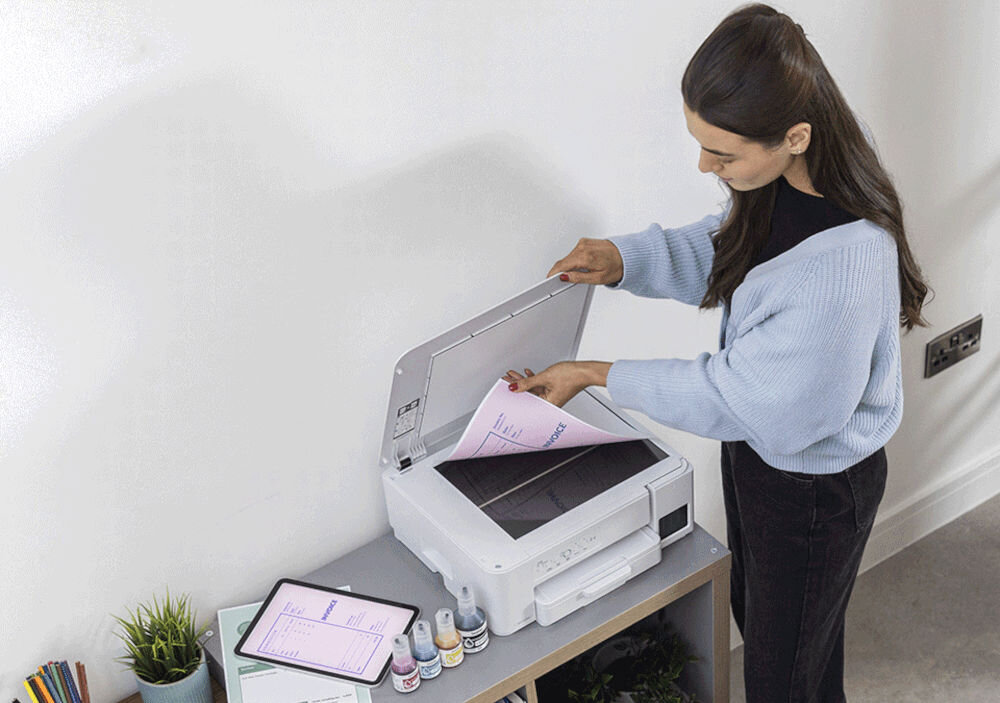 Urządzenie wielofunkcyjne BROTHER DCP-T436W Druk w kolorze, Wi-Fi kobieta stojąca przy urządzeniu i wkładająca kartkę do skanera w pomieszczeniu rozdzielczość skanowania w kolorze dokumenty zdjęcia rozdzielczość interpolowana wysoka jakość