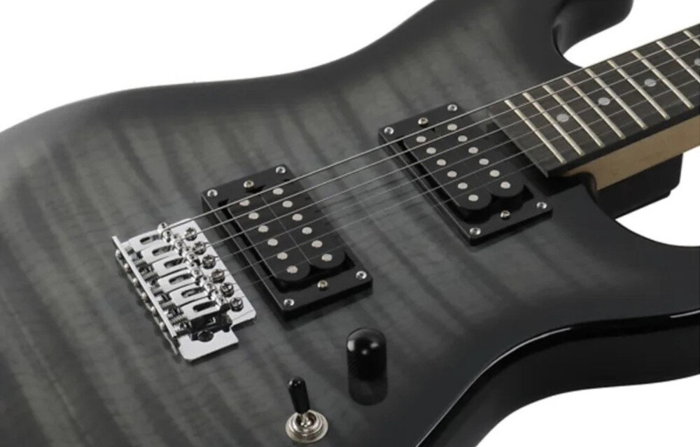 Gitara elektryczna V-TONE EWG 39 klonowy gryf, 22 progi, mocowanie bolt-on, kadr gitary na białym tle