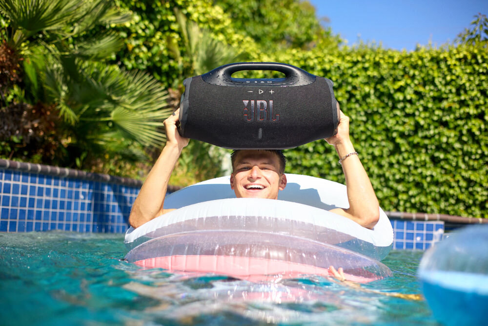 Głośnik mobilny JBL Boombox 4 głośniki niskotonowe wysokotonowe radiatory pasywne AI Sound Boost - osoba w basenie trzymająca głośnik nad głową