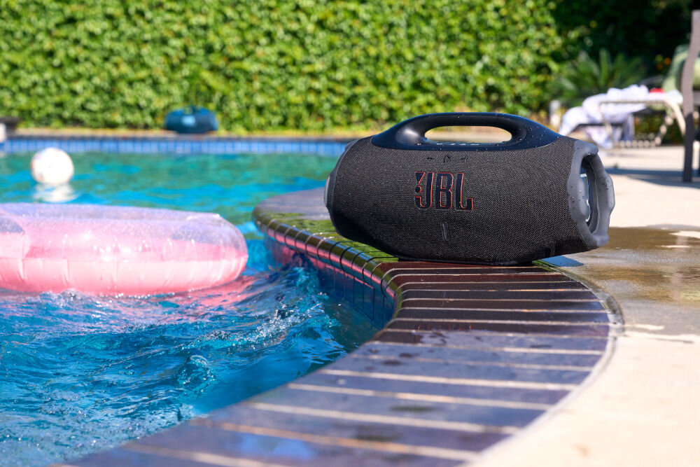 Głośnik mobilny JBL Boombox 4 tryby basu Deep Bass Punchy Bass dopasowanie nastroju - czarmy głośnik stojący obok basenu