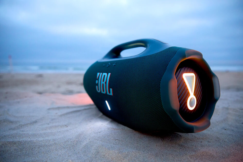 Głośnik mobilny JBL Boombox 4 recykling wymienny akumulator ekologia - głośnik na plaży widoczny bok z podświetlonym wykrzyknikiem