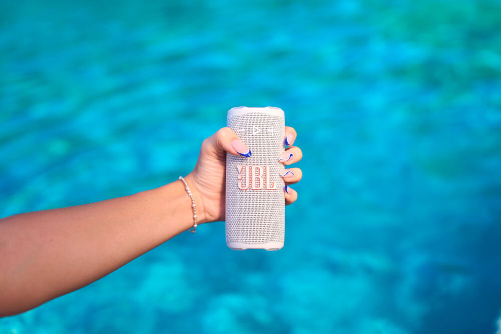 JBL Grip kompaktowy głośnik Bluetooth mocny dźwięk Pro Sound - głośnik trzymany w dłoniw tle basen