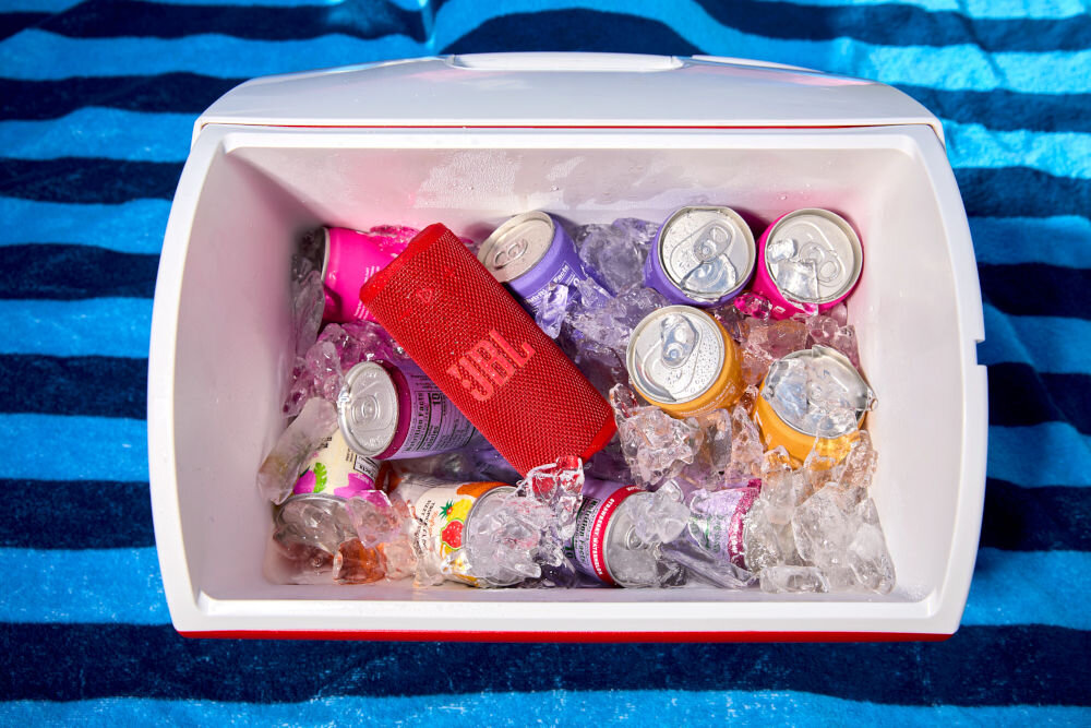 JBL Grip kompaktowy głośnik Bluetooth mocny dźwięk Pro Sound - głośnik obok puszek z napojami