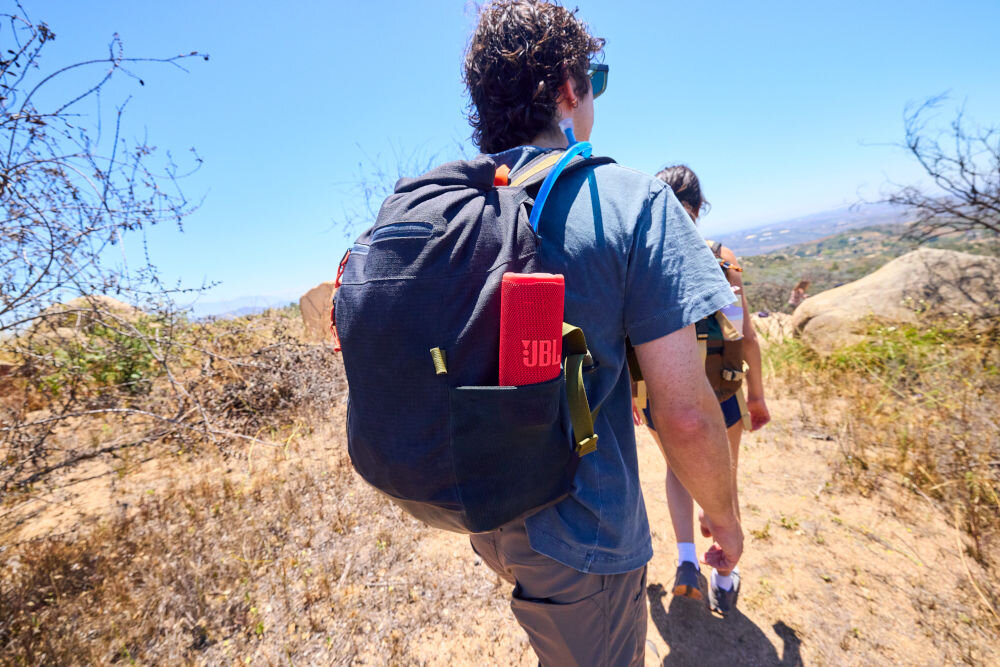 JBL Grip kompaktowy głośnik mocne brzmienie przenośny - głośnik schowany w bocznej kieszeni plecaka