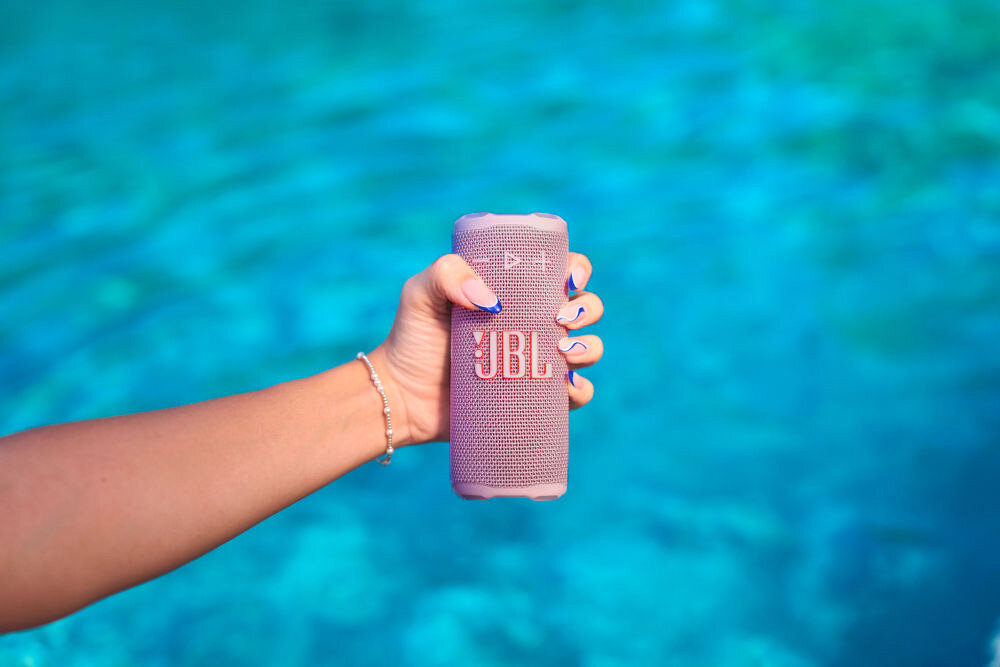 JBL Grip kompaktowy głośnik Bluetooth mocny dźwięk Pro Sound - głośnik stojący na drewnianym stole