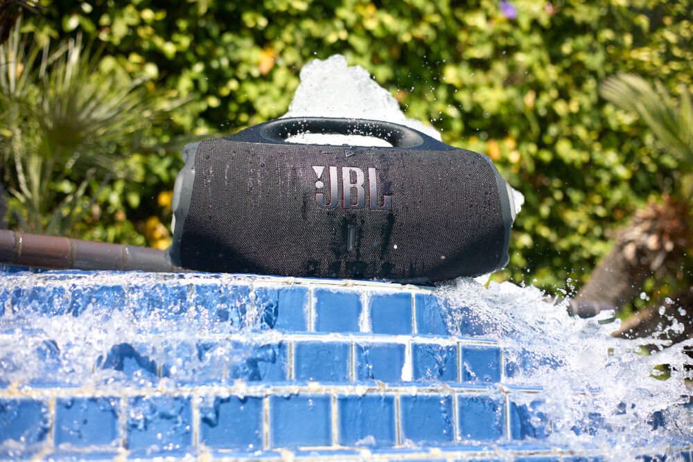 Głośnik mobilny JBL Boombox 4 wodoodporny pyłoszczelny IP68 plaża ogród balkon - głośnik stojący w wodzie wypływającej z fontanny