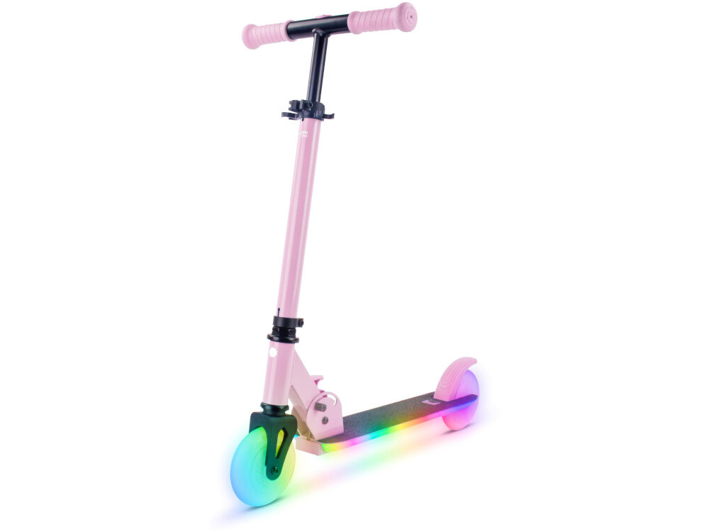Różowa hulajnoga dziecięca z czarnymi elementami, posiada świecące na kolorowo koła. Kierownica ma różowe uchwyty, a tylne koło jest wyposażone w błotnik.