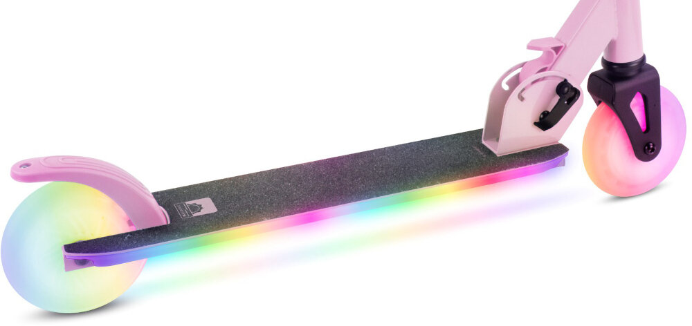 Różowa hulajnoga z dwoma kołami, które świecą w różnych kolorach. Podest hulajnogi również emituje kolorowe światło.