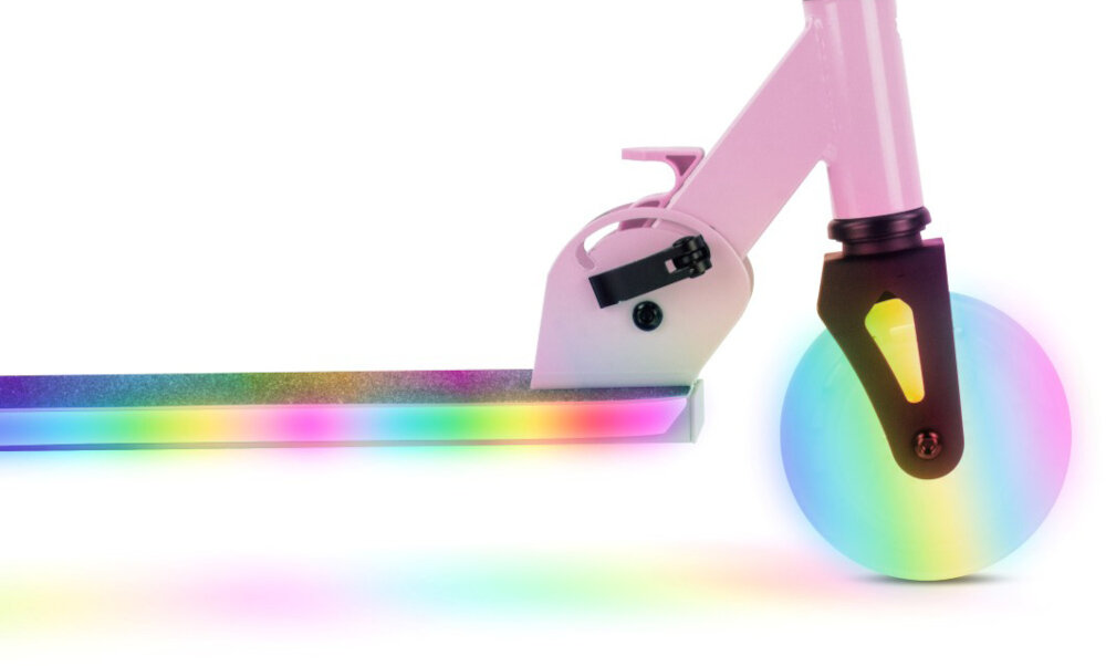 Obraz przedstawia fragment różowej hulajnogi z kolorowym, świecącym kołem i podestem. Koło oraz podest emitują wielobarwne światło w odcieniach tęczy.