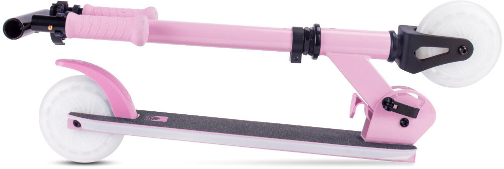 Różowa hulajnoga dziecięca z białymi kołami, złożona na płasko. Posiada czarne uchwyty i czarną powierzchnię do stania.
