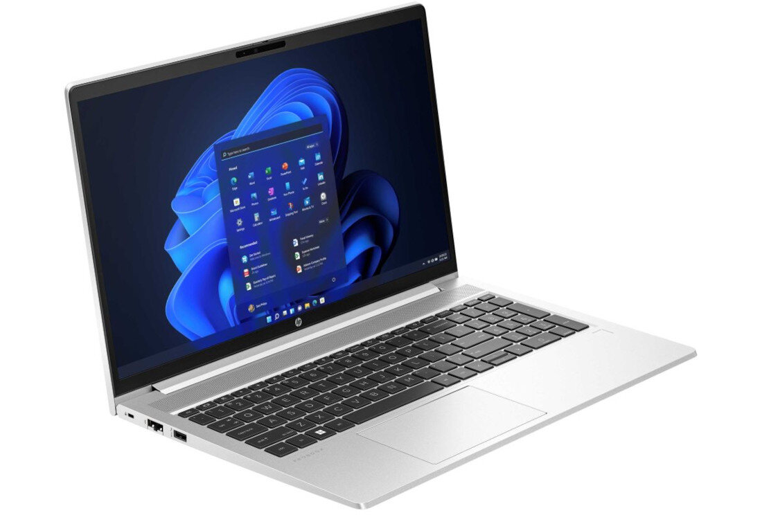 Laptop HP ProBook 450 G10 w srebrnej obudowie, widok pod kątem z otwartym ekranem prezentującym interfejs Windows 11 z menu Start i dynamiczną, abstrakcyjną tapetą w odcieniach niebieskiego. - Procesor Intel 13-stej generacji, bateria o długiej żywotności 