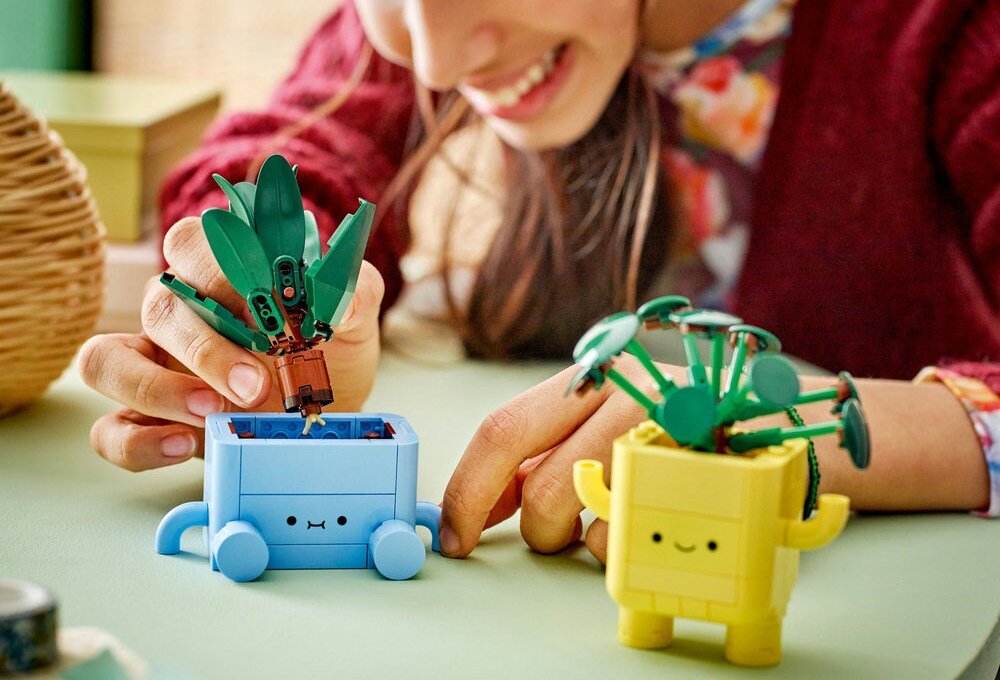 LEGO 10349 Botanicals Wesołe roślinki prezent dla dziewczynek, chłopców i miłośników roślin 217 elementów 8 cm szerokości, oraz pileę, która ma 7 cm wysokości i 9 cm szerokości