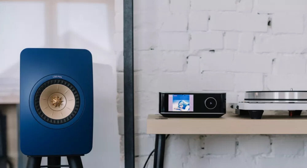 Wzmacniacz WiiM Ultra Amp system chłodzenia miedziana rurka radiator aluminiowa obudowa unibody, odtwarzacz stojący na stoliku w pomieszczeniu