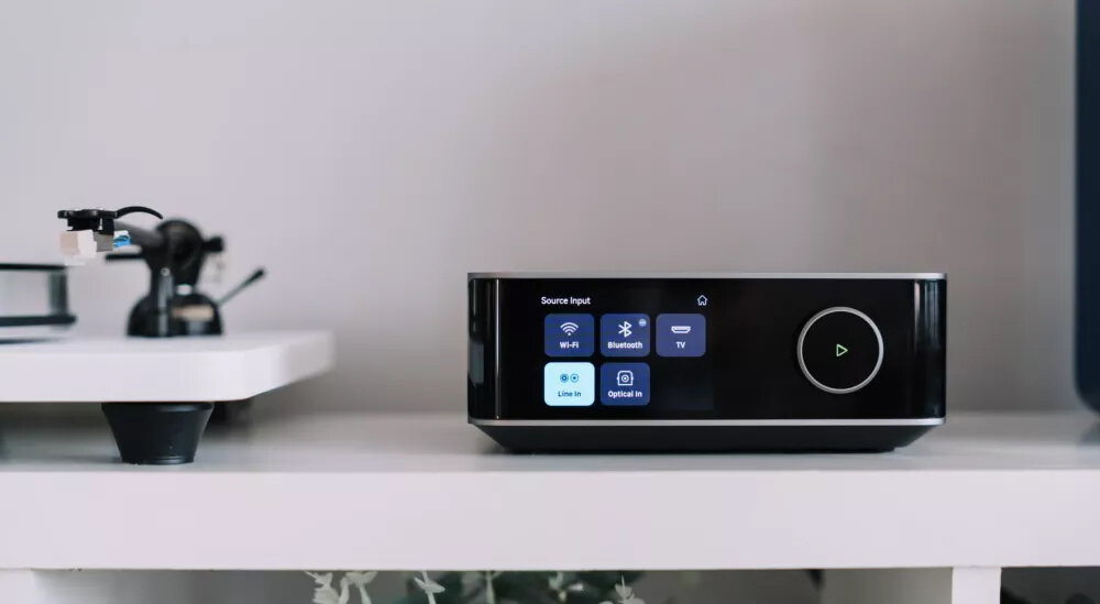 Wzmacniacz WiiM Ultra Amp streamer audio ekran dotykowy 3,5 cala HDMI ARC DAC SABRE, odtwarzacz stojący na komodzie w pomieszczeniu