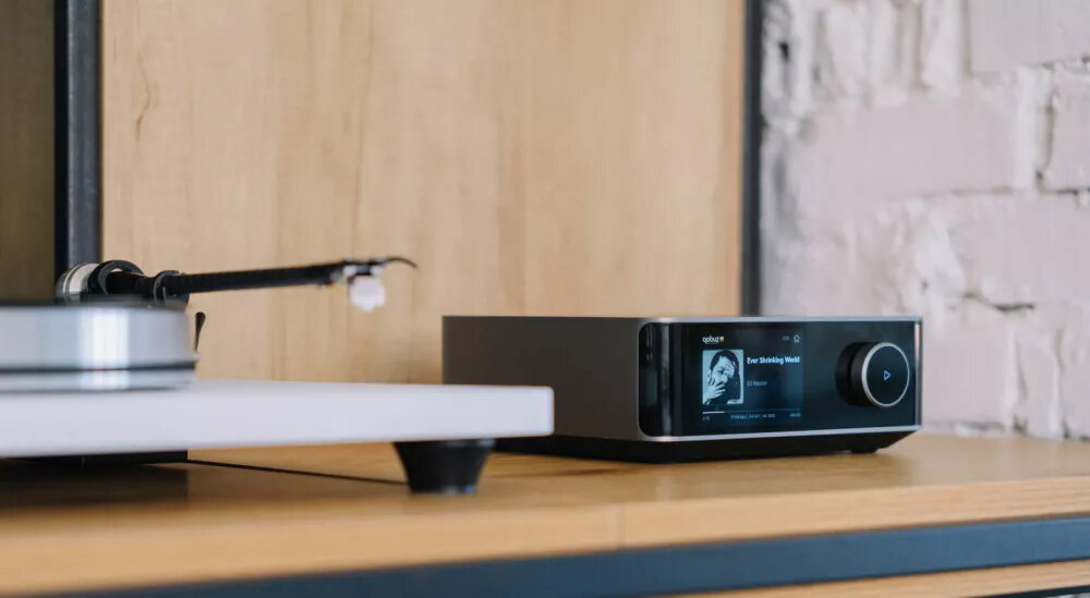 Wzmacniacz WiiM Ultra Amp moc 2x100W 8ohm 2x200W 4ohm klasa D PFFB TI TPA3255, odtwarzacz stojący na półce w pomieszczeniu