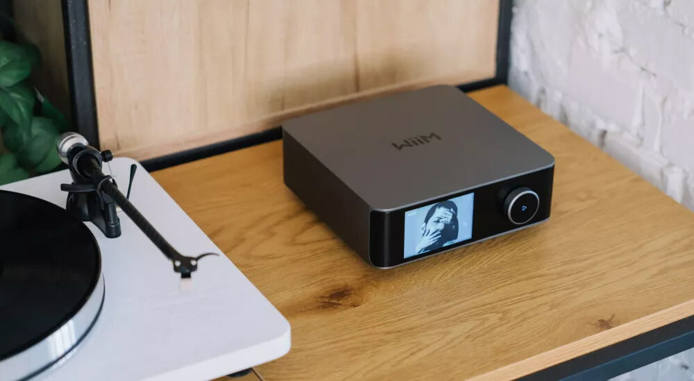 Wzmacniacz WiiM Ultra Amp DAC ESS SABRE ES9039Q2M 192kHz 24bit wysokiej jakości dźwięk, odtwarzacz stojący na półce w pomieszczeniu