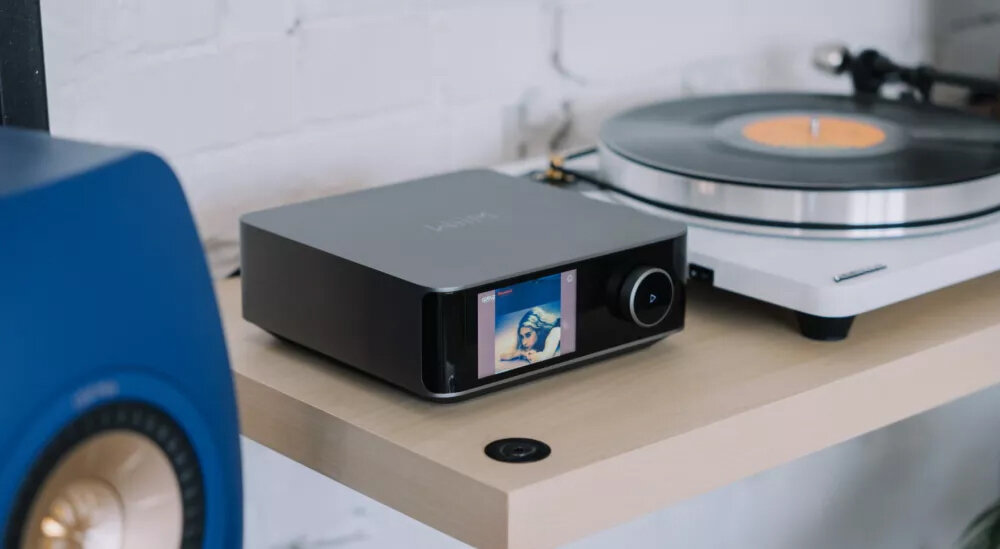 Wzmacniacz WiiM Ultra Amp ekran dotykowy 3,5 cala sterowanie muzyką okładki albumów EQ, odtwarzacz stojący na stoliku w pomieszczeniu