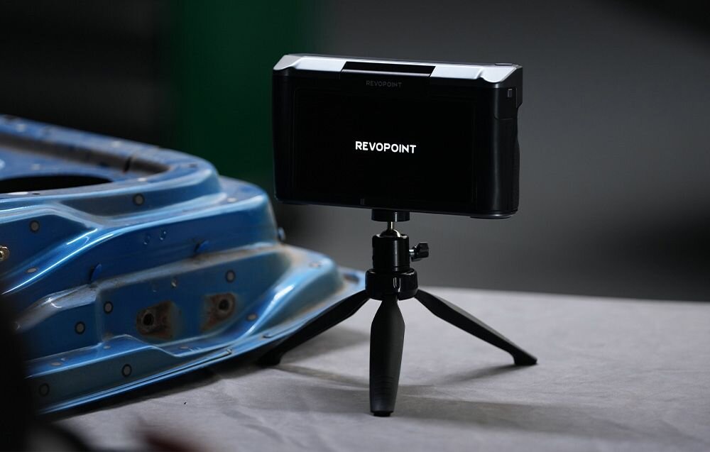 Skaner 3D Revopoint Miraco profesjonalne urządzenie do skanowania obiektów skaner stojący na statywie napis z marką na ekranie