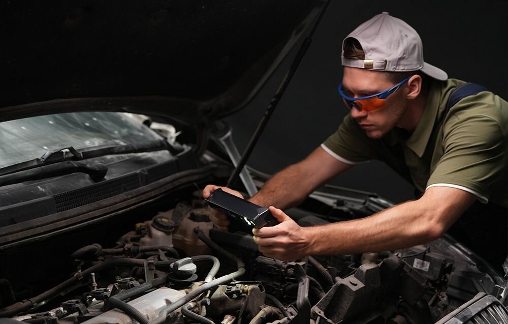 Skaner 3D Revopoint Miraco mężczyzna skanujący część w samochodzie pod maską wbudowany dysk pojemność tworzenie wielu wariantów tego samego skanu niezależność od zewnętrznych serwerów i dysków