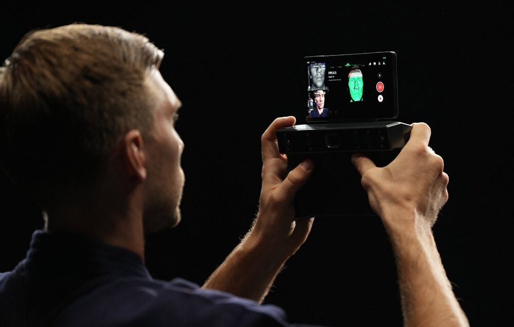 Skaner 3D Revopoint Miraco mężczyzna trzymający skaner na ekranie skanowana twarz formaty plików kompatybilność Blender AutoCAD szeroka obsługa standardów