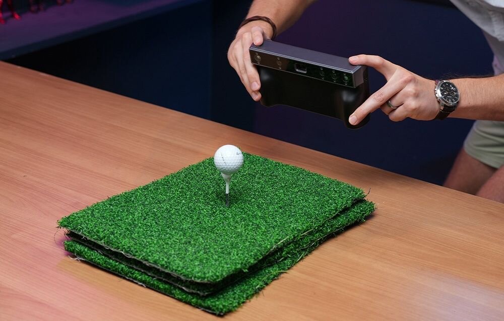 Skaner 3D Revopoint Miraco osoba skanująca piłeczkę golfową na sztucznej trawie poczwórna kamera na podczerwień dokładność pojedynczej klatki dokładność punktowa projektowanie CAD