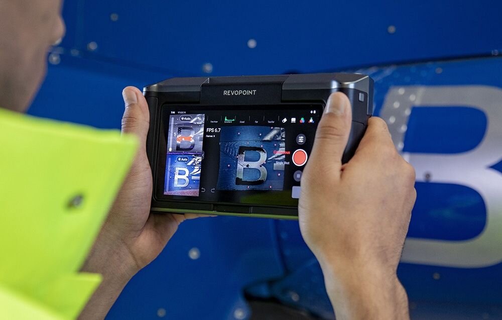 Skaner 3D Revopoint Miraco osoba trzymająca skaner i skanująca obiekt widok na ekran 6-calowy ekran AMOLED rozdzielczość żywe barwy szeroki kąt dotykowy interfejs Android wyraźny wyświetlacz