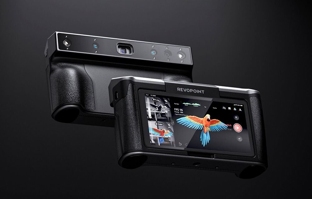 Skaner 3D Revopoint Miraco prezentacja skanera na ciemnym tle od przodu i tyłu na ekranie zeskanowana papuga kolorowa kamera RGB rozdzielczość realistyczne modele 3D