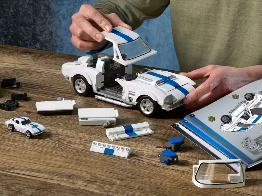 Klocki plastikowe BRICK SHOP Hot Wheels Elite Series Corvette Grand Sport JGR31 w trakcie składania na blacie rozłożone części