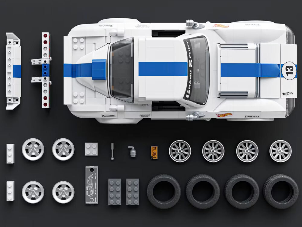 Klocki plastikowe BRICK SHOP Hot Wheels Elite Series Corvette Grand Sport JGR31 widok z góry na samochód i ułożóne wokół niego części