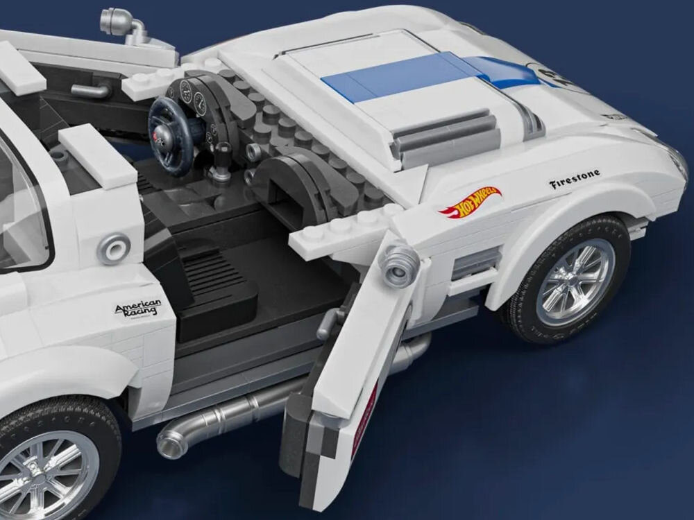 Klocki plastikowe BRICK SHOP Hot Wheels Elite Series Corvette Grand Sport JGR31 zbliżenie na układ sterowania wymienne elementy