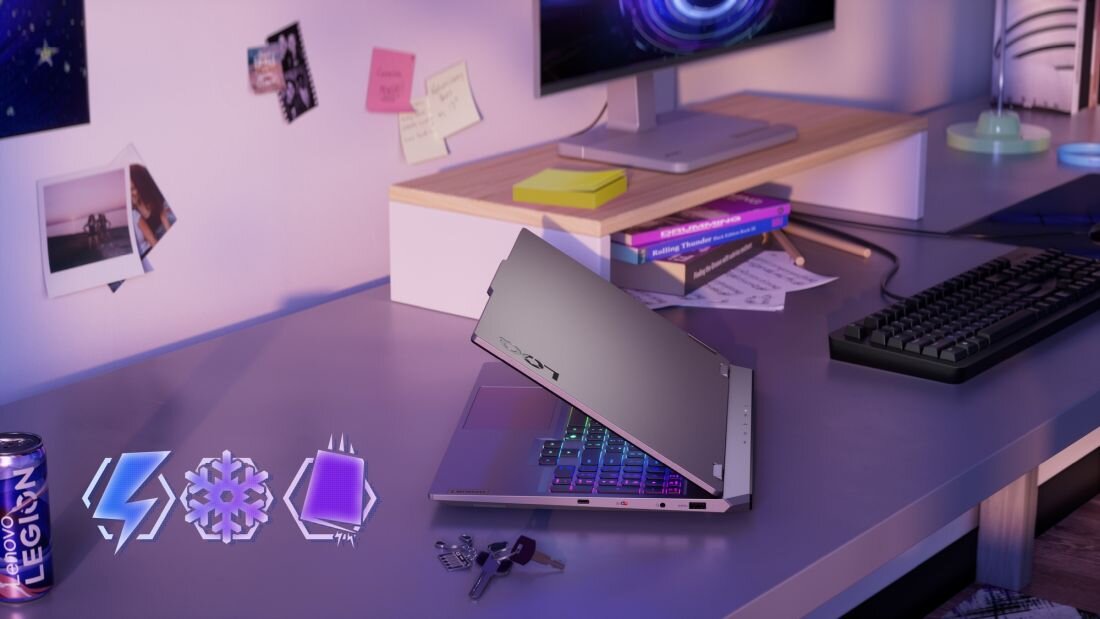 Laptop LENOVO LOQ w pozycji namiotowej, grafitowa obudowa aluminiowa z klawiaturą RGB, certyfikat MIL-STD-810H, wzmocniona konstrukcja odporna na upadki - Mil-Spec (MIL-STD-810H)  