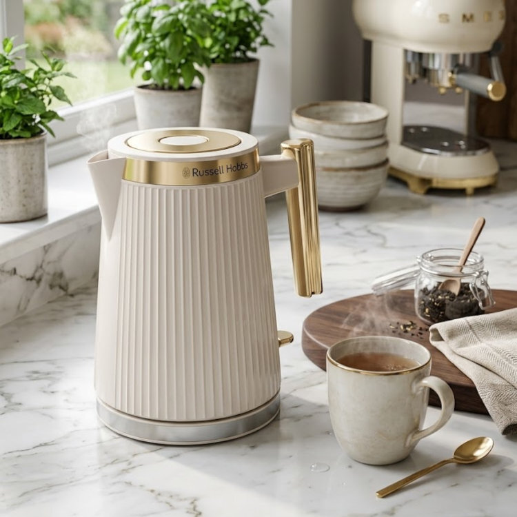 RUSSELL HOBBS Bronte - czajnik na blacie kuchennym obok okna