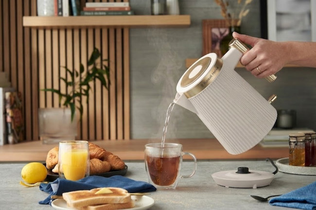 RUSSELL HOBBS Bronte - czajnik na blacie podczas zaparzania herbaty