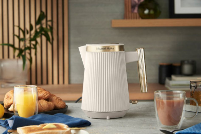 RUSSELL HOBBS Bronte - czajnik na blacie w kuchni