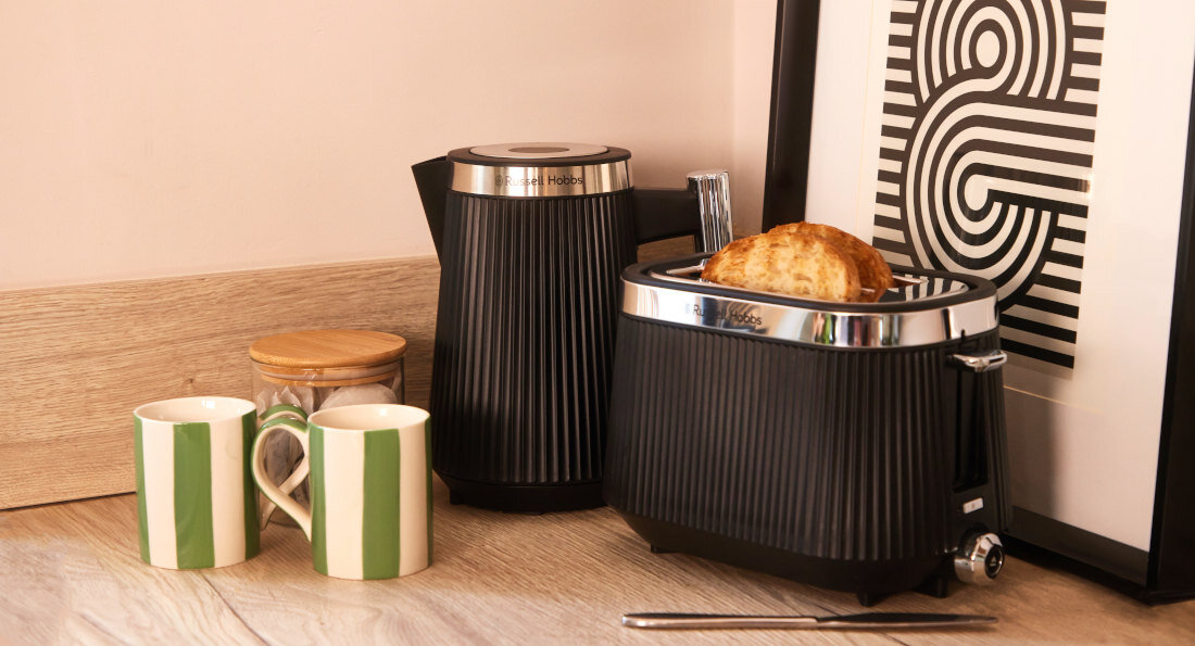 Toster RUSSELL HOBBS Bronte 26760-56 Czarny Łatwe obserwowanie procesu Funkcja Lift and Look kontrolujesz efekt i unikasz przypalonych tostów