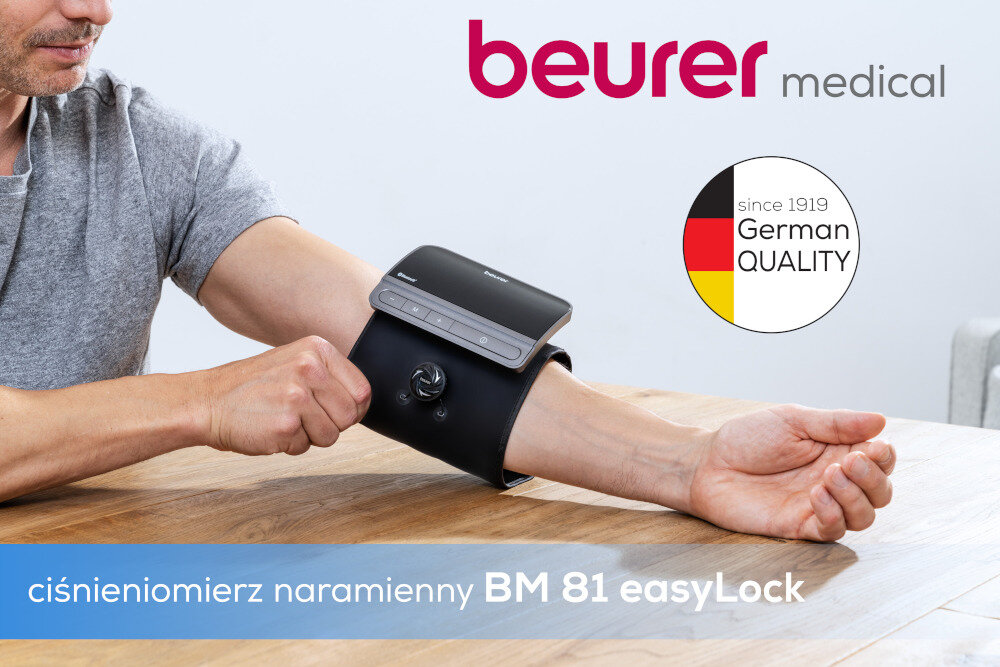 Osoba używa ciśnieniomierza naramiennego BEURER BM 81 easyLock, który jest założony na ramieniu. Na obrazie widoczne są napisy: \'beurer medical\', \'since 1919 German QUALITY\' oraz \'ciśnieniomierz naramienny BM 81 easyLock\'.