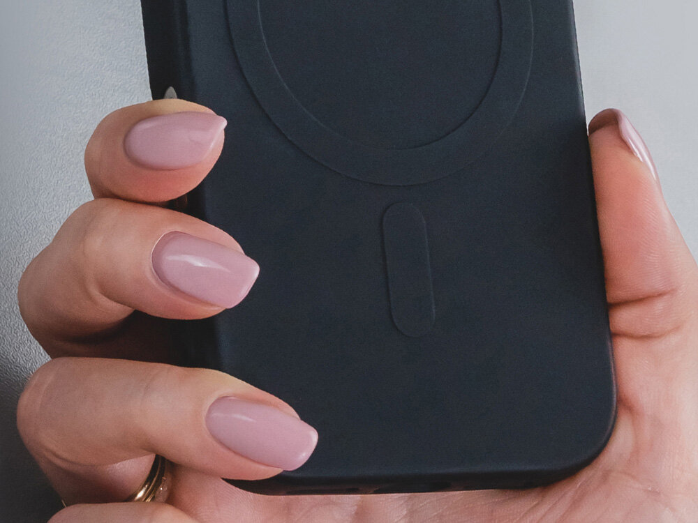 Etui XLINE MagSystem Matt Guardx do Apple iPhone 17 Pro Max Czarny założona na telefon trzymane w dłoni zbliżenie na dół etui