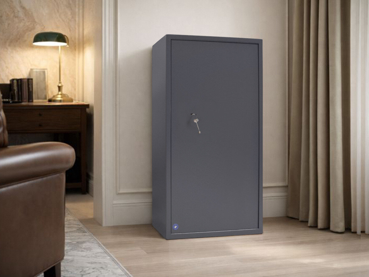 Sejf na broń VALBERG Arsenał 1253 KL Grafitowy, broń, cenności, ochrona, schowek, sejf stoi w przedpokoju