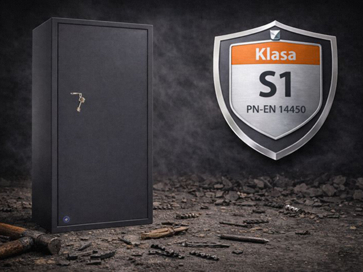 Sejf na broń VALBERG Arsenał 1253 KL Grafitowy, sejf, broń, norma, stalowa, sejf na broń klasy S1 według normy PN-EN 1143-1 obok plakietki certyfikatu.
