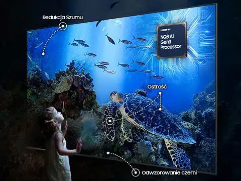 Na obrazie widać duży telewizor wyświetlający podwodną scenę z rybami i żółwiem. Na ekranie znajdują się napisy: \'Redukcja Szumu\', \'Ostrość\', \'Odwzorowanie czerni\', oraz \'Neo QLED N98 AI Gen3 Processor\'.