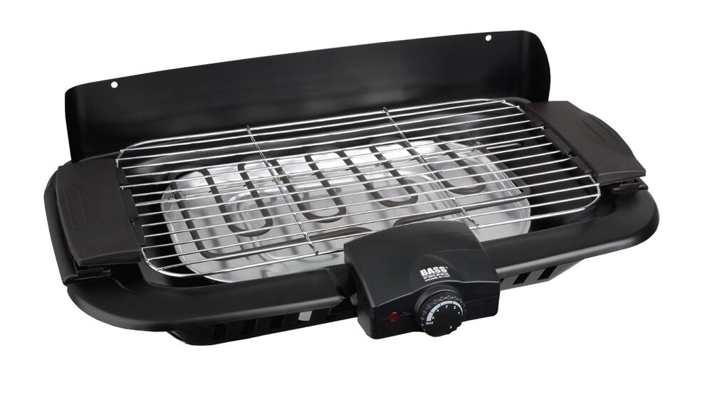 Na obrazie widoczny jest czarny grill elektryczny z metalowym rusztem i pokrętłem regulacji temperatury. Na pokrętle znajduje się logo \'BASS POLSKA\'.