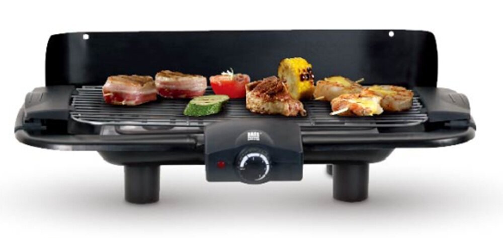 Na obrazie widoczny jest grill elektryczny z różnymi kawałkami jedzenia na ruszcie, w tym mięso, warzywa i kukurydza. Na przednim panelu znajduje się pokrętło z logo producenta i czerwoną diodą.