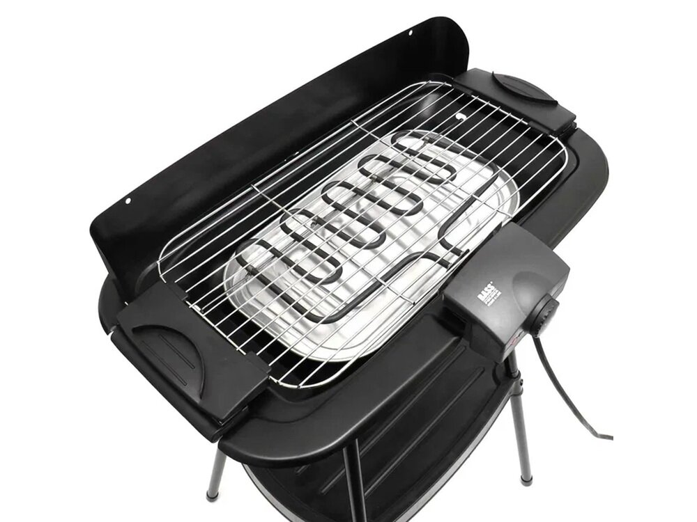 Na obrazie widoczny jest czarny grill elektryczny z metalowym rusztem i elementem grzewczym. Na obudowie znajduje się logo \'BASS POLSKA\'.