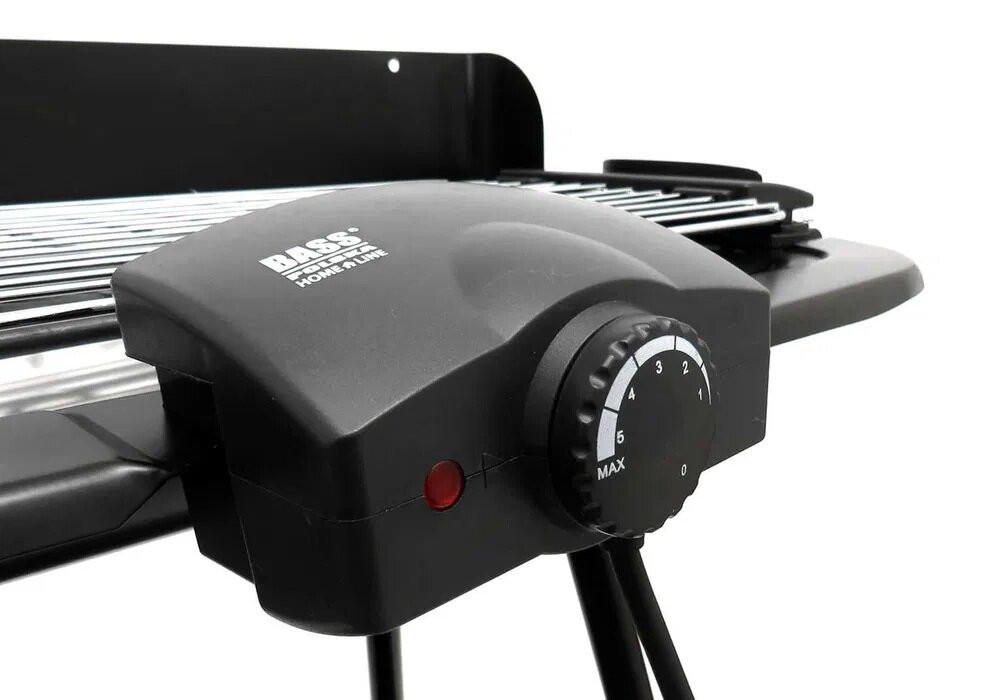 Na zdjęciu widoczny jest czarny grill elektryczny z pokrętłem regulacji temperatury oznaczonym cyframi od 1 do 5 i napisem MAX. Na obudowie znajduje się logo \'BASS POLSKA HOME LINE\'.