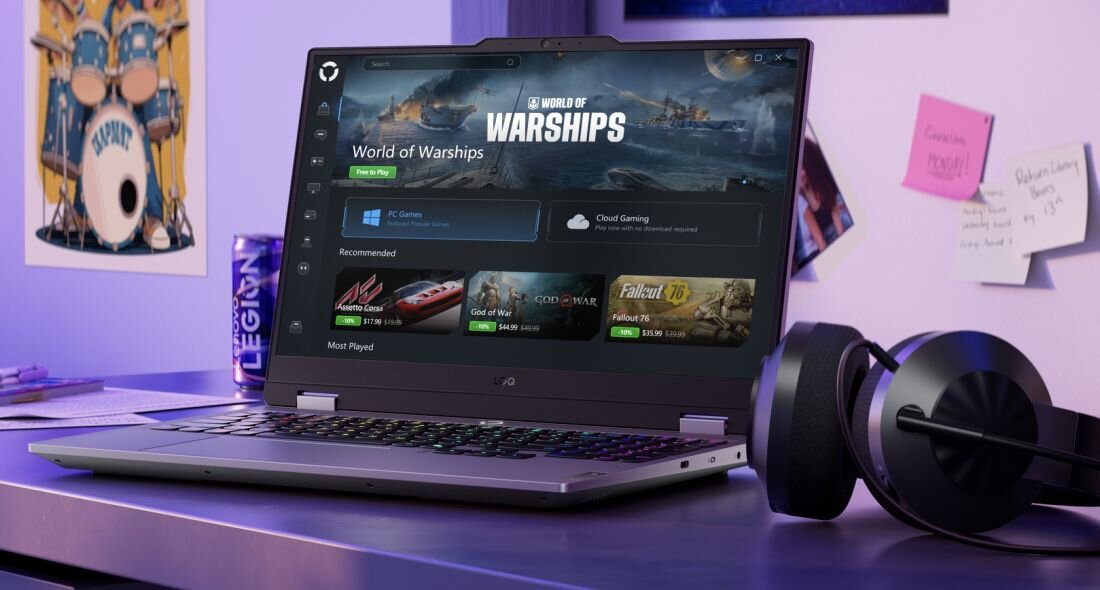  Laptop LENOVO LOQ z interfejsem Legion Space wyświetlającym World of Warships, polecane gry PC Gaming i Cloud Gaming, okładki Assetto Corsa, God of War i Fallout 76, słuchawki gamingowe obok, neon LEGION na ścianie, platforma zarządzania grami - Legion Space, Game Coach, Game Clip Master  